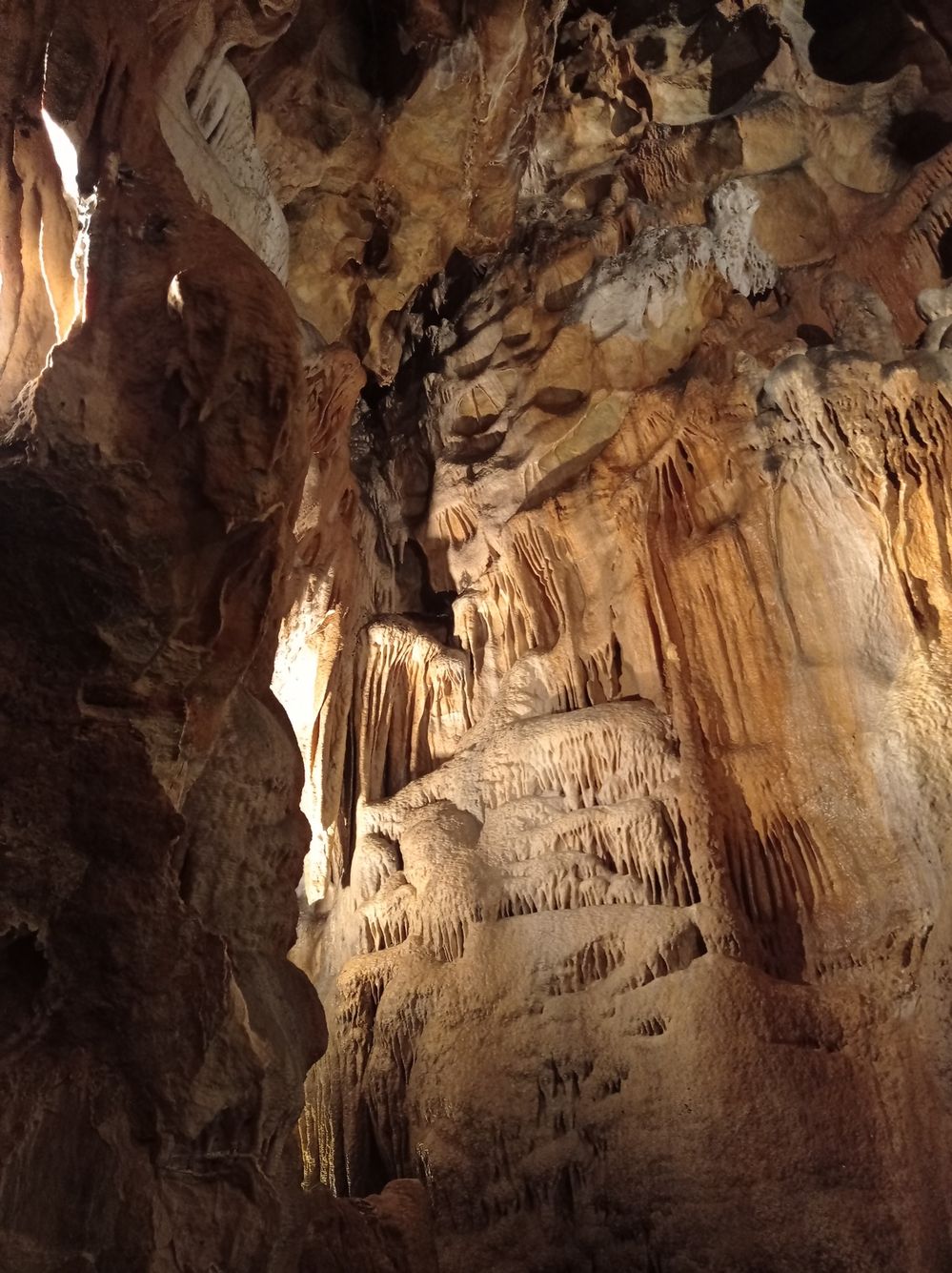 Mnohdy jde v Mladečských jeskyních vysloveně o vodopád krasových jevů