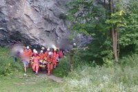 Drama v Moravském krasu: Vážně zraněná žena uvízla hluboko v jeskyni