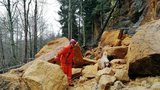 Na Českolipsku se propadla jeskyně z pohádky S čerty nejsou žerty: V sutinách zasahovali kynologové