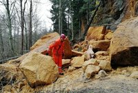 Na Českolipsku se propadla jeskyně z pohádky S čerty nejsou žerty: V sutinách zasahovali kynologové