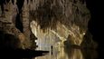 Tham Lod je jedna z nejpůsobivějších a snadno přístupných jeskyní v Thajsku. Je více než 1,5 km dlouhá a hlavní komora je vysoká 50 metrů. Řeka Lang, která protéká třetinou jeskyně dává možnost proplout na bambusovém voru a poslouchat okolní tmou létající netopýry.