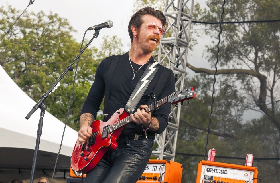 Jesse Hughes, zpěvák americké metalové skupiny Eagles of Death Metal