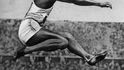 Osobní rekord Jesseho Owense ve skoku do dálky byl 813 centimetrů. V roce 1935 šlo o nejlepší světový výkon