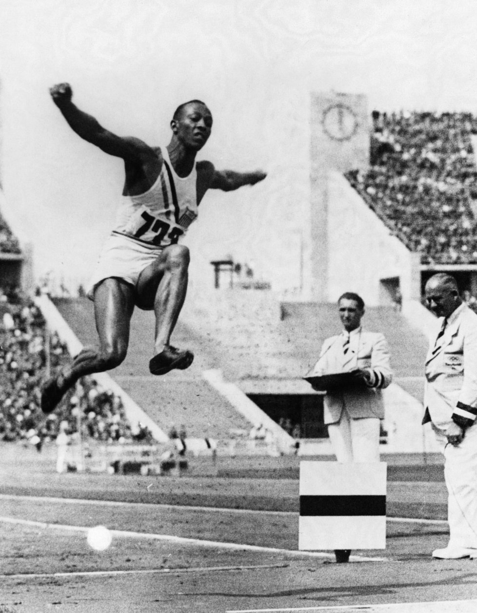 Jesse Owens získal na OH v Berlíně 1936 čtyři zlaté medaile. A pořádně pokazil náladu Adolfu Hitlerovi.
