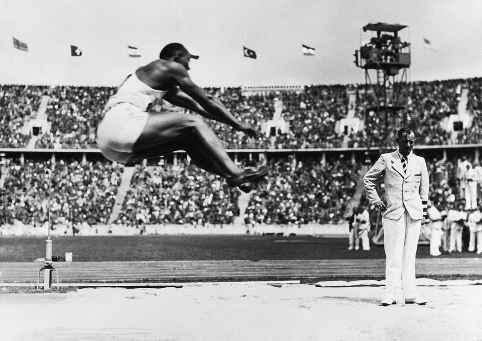 Jesse Owens vynikal nejen ve sprintu, ale i skoku dalekém