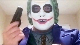 Každý týden zabiju Araba, vyhrožoval muž v masce Jokera.