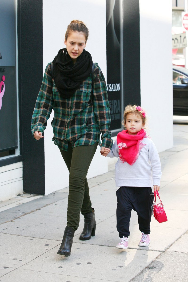 Jessica Alba s dcerkou na cestě do zkášlovacího salonu