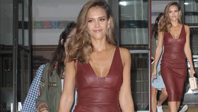 Jessica Alba vypadá v kožených šatech perfektně