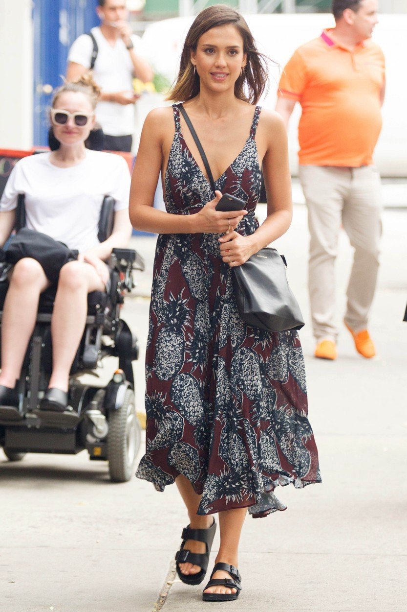 2015 - Jessica Alba vsadila na pantofle značky Birkenstock.