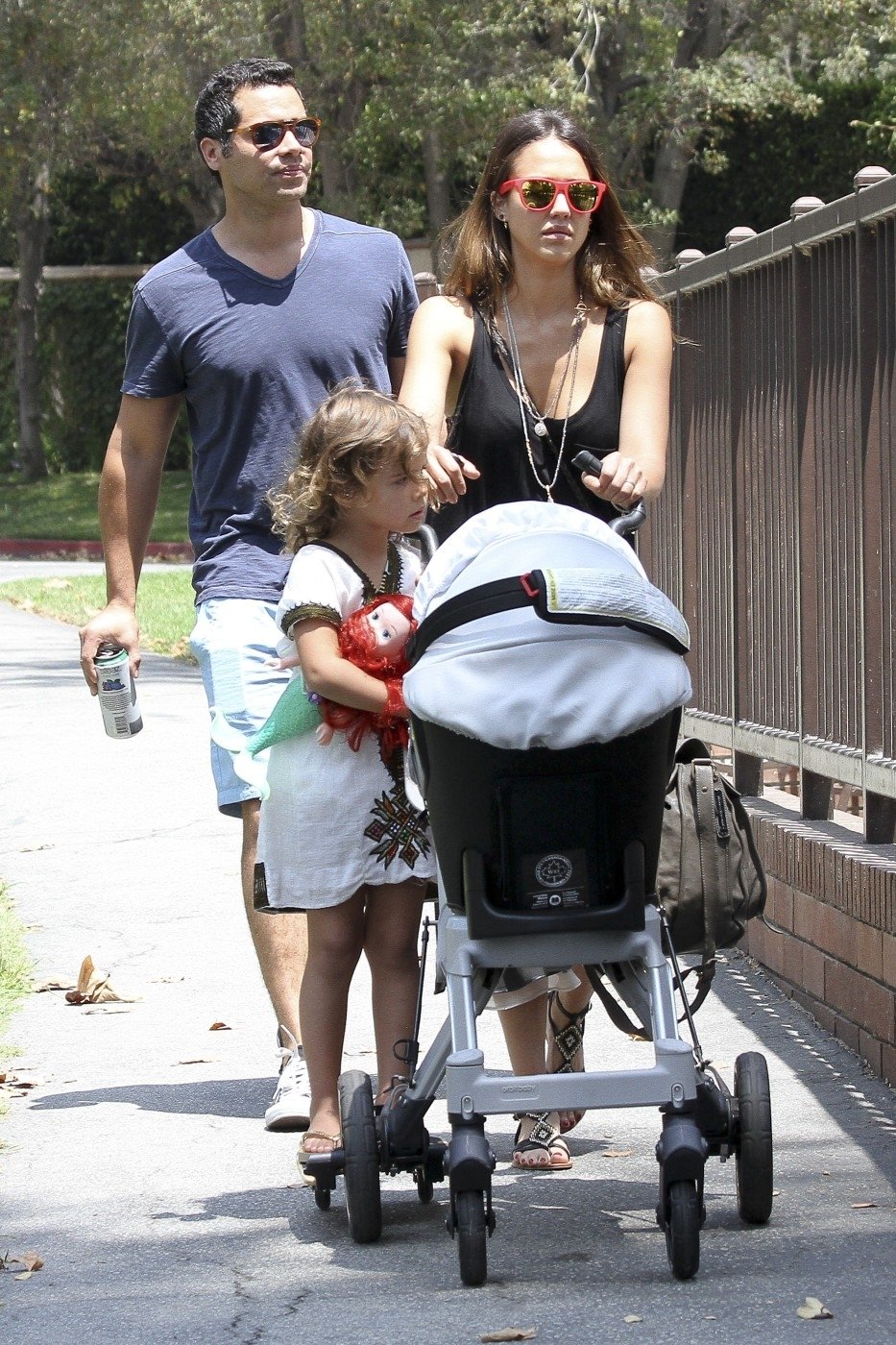 Jessica si se svými dětmi a manželem Cashem Warrenem