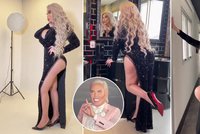 Trans Barbie Alvesová v odvážných šatech s rozparkem: Ukázala zadek skoro za milion!