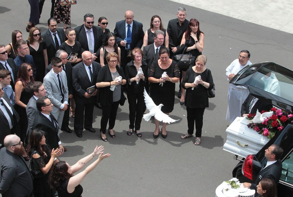 Pohřeb herečky Jessicy Falholt: Bílé holubice
