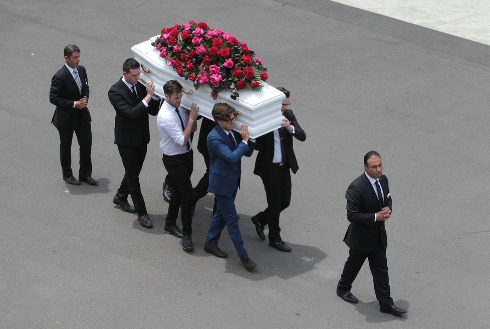 Pohřeb herečky Jessicy Falholt: Pozůstalí nesou bílou rakev s červenými květy