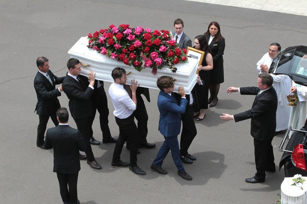 Pohřeb herečky Jessicy Falholt: Pozůstalí nesou bílou rakev s červenými květy