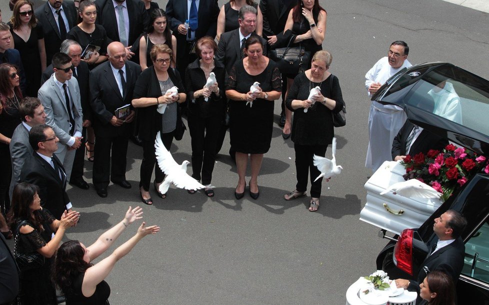 Pohřeb herečky Jessicy Falholt: Bílé holubice