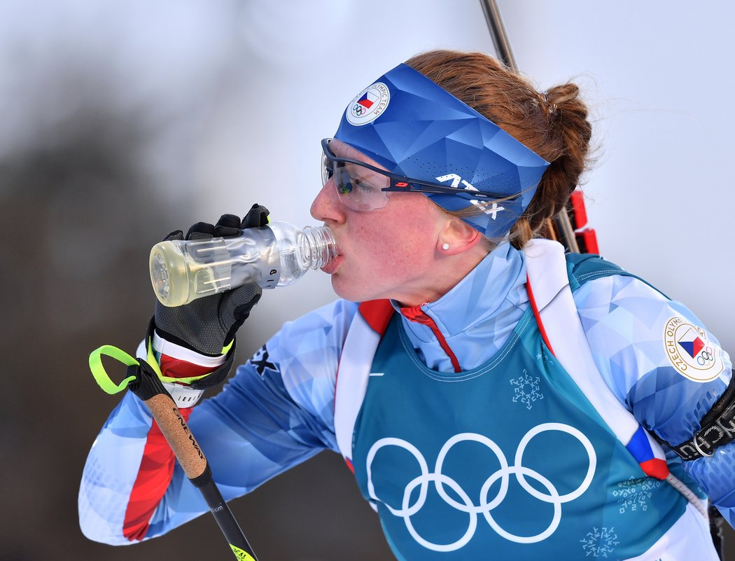 Biatlonistka Jessica Jislová během závodu na ZOH