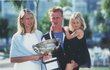 1998 - Otcův pohár z Australian Open. Maminka Regina, Petr a čtyřletá Jessica.