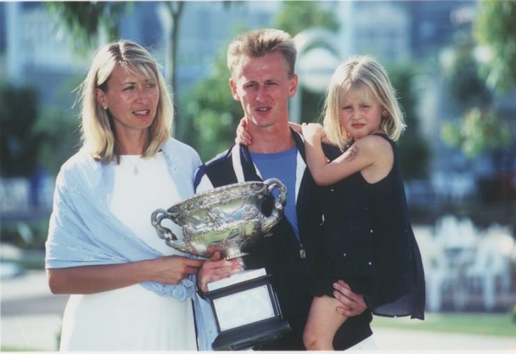 1998 - Otcův pohár z Australian Open. Maminka Regina, Petr a čtyřletá Jessica.
