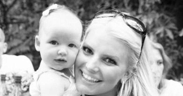 Nesmyslný trend celebrit: Chlapecká jména pro holčičky! Proboha proč? Zpěvačka Jessica Simpson se rozhodla pojmenovat dcerku Maxwell.