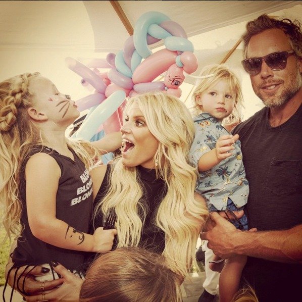 Jessica Simpson na svém Instagramu sdílí spousty fotek z rodinného života. S Erikem Johnsonem mají dvě děti.