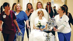 Nevěstu k obřadu na kapačkách dopravil tým sester, který se svatby také zúčastnil