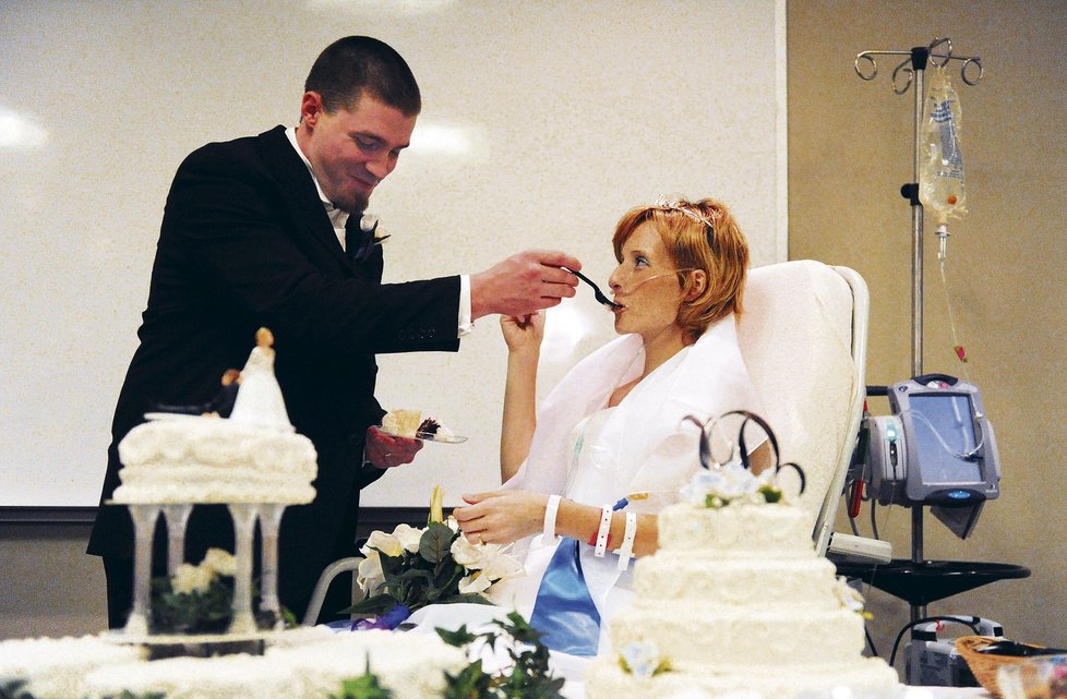 I když měla Jessica problémy s přijímáním potravy, svatební dort si vychutnala