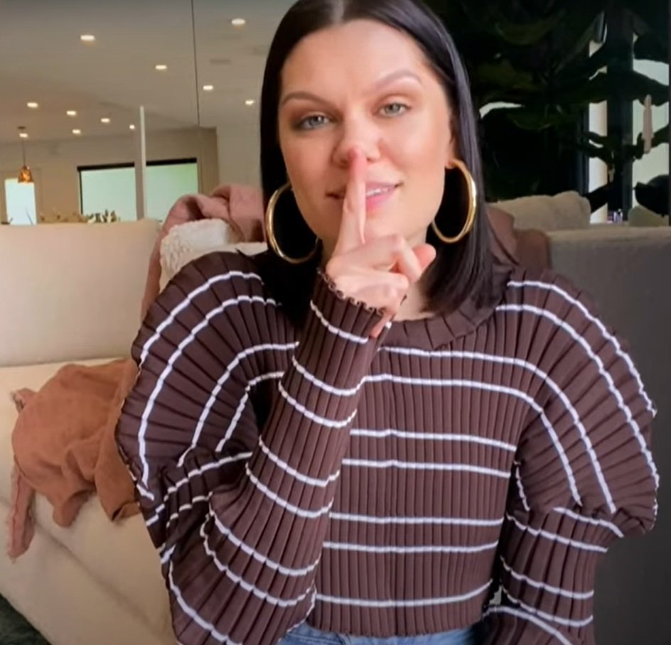 Jessie J při online koncertu v době koronaviru