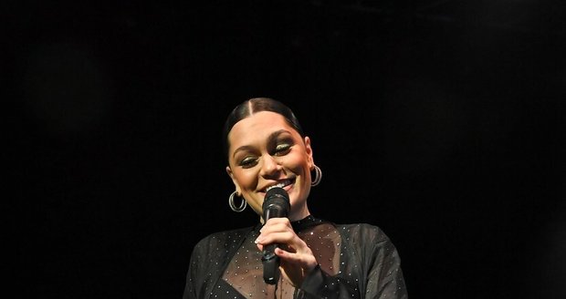 Těhotná zpěvačka Jessie J odzpívala koncert jen ve spodním prádle.