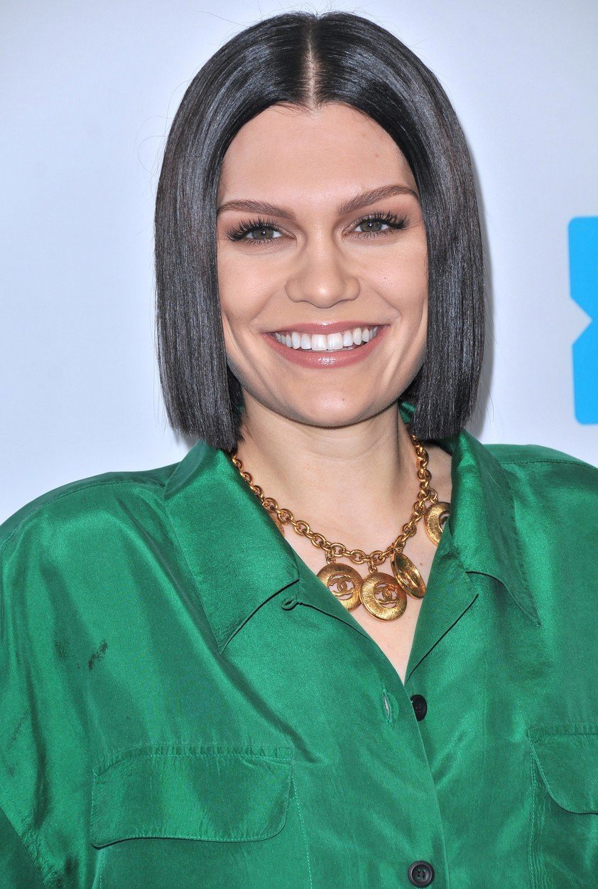 Jessie J s delšími vlasy