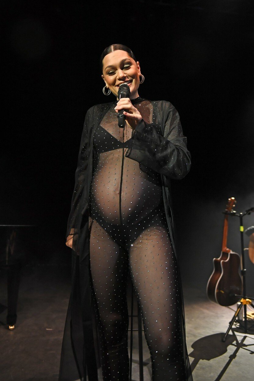 Těhotná zpěvačka Jessie J odzpívala koncert jen ve spodním prádle.