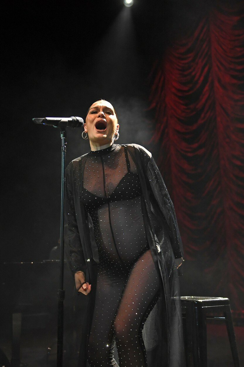 Těhotná zpěvačka Jessie J odzpívala koncert jen ve spodním prádle.