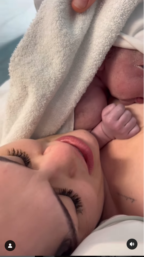 Zpěvačka Jessie J se svým novorozeným synkem Skyem.