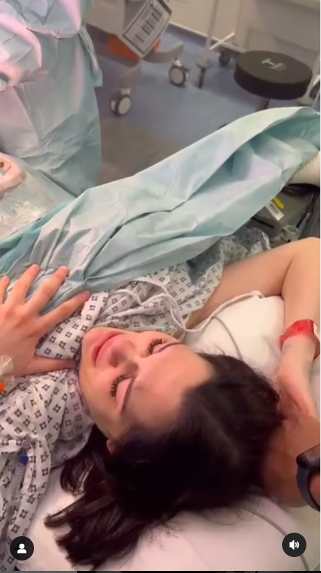Zpěvačka Jessie J při porodu svého syna.