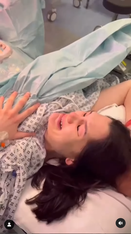 Zpěvačka Jessie J při porodu svého syna.