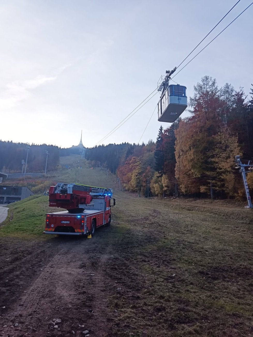 Spadla kabina lanovky na Ještěd, zemřel její strojvedoucí.