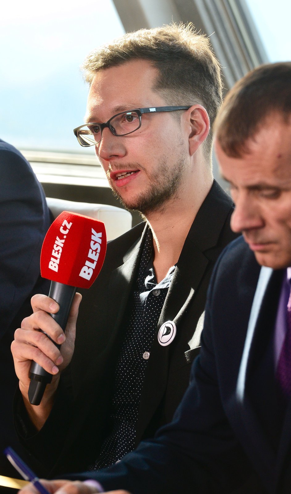 Z Pirátské strany přišel debatovat Ondřej Kolek, který v krajských volbách kandiduje na hejtmana.