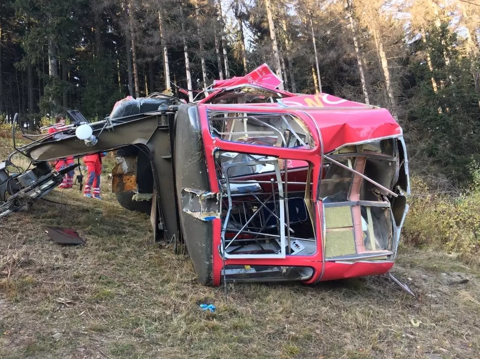 Spadla kabina lanovky na Ještěd: Zemřel strojvedoucí, na místě zasahují záchranáři i hasiči.