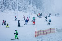 Drama pod Ještědem: Bezvládného lyžaře zachránila náhoda