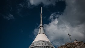 Elegantní tvar vysílače připomíná vesmírnou loď