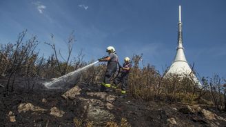 Požár na Ještědu se podařilo uhasit. Likvidovala jej stovka hasičů 