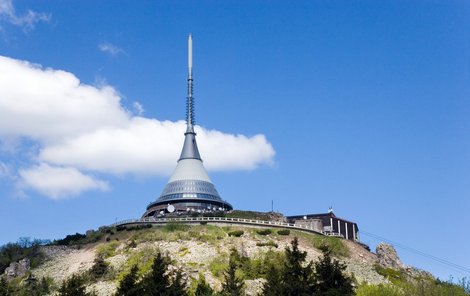 Zdaleka viditelnou dominantou Liberecka je slavný vysílač s hotelem na vrcholu Ještědu.