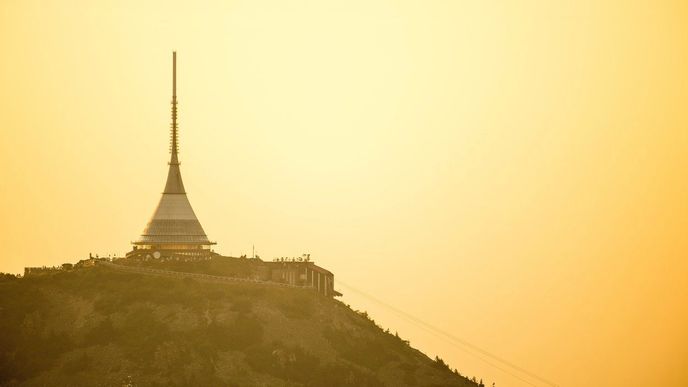 Hotel a televizní vysílač na Ještědu