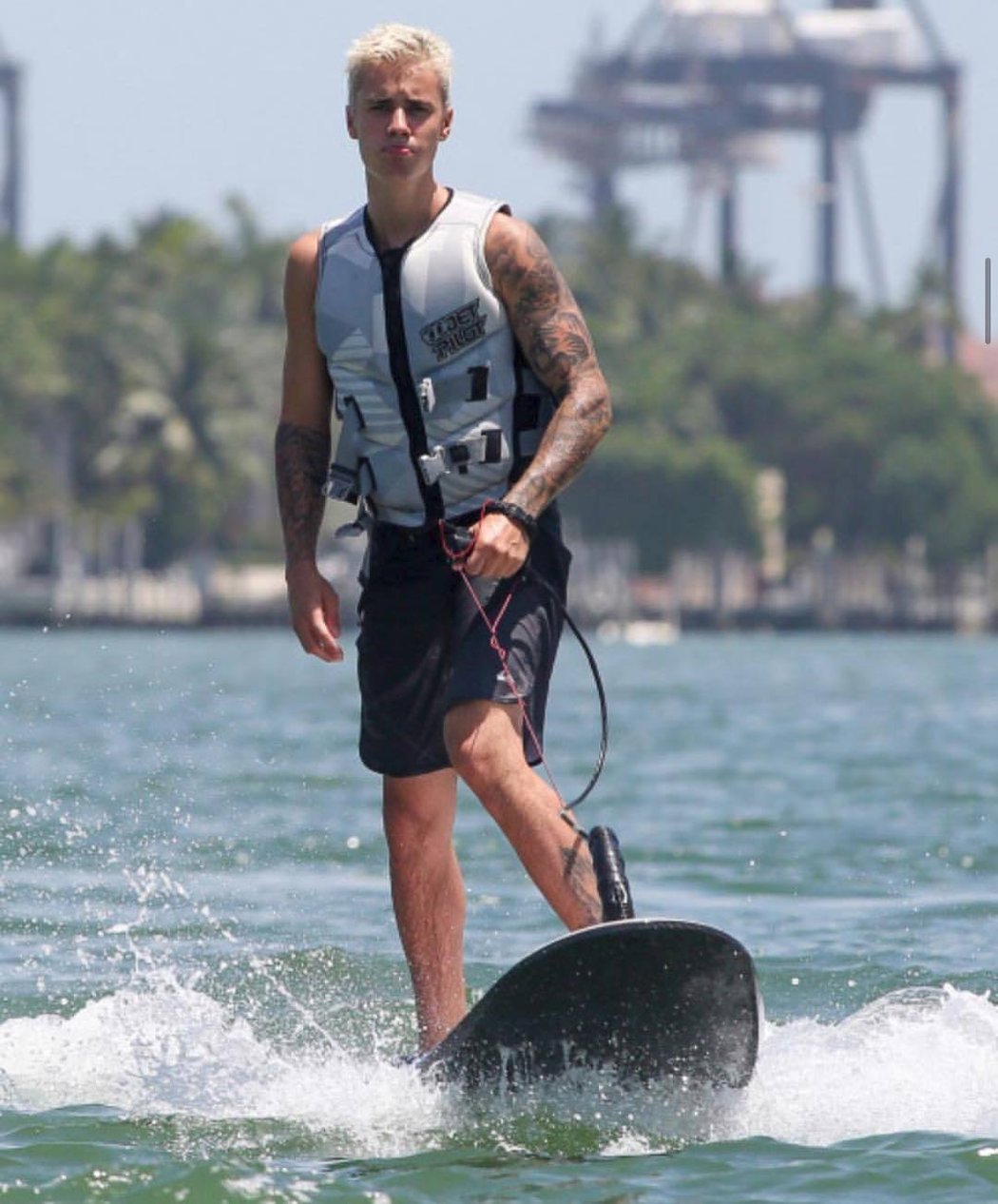 Justin Bieber si oblíbil jetsurfing.