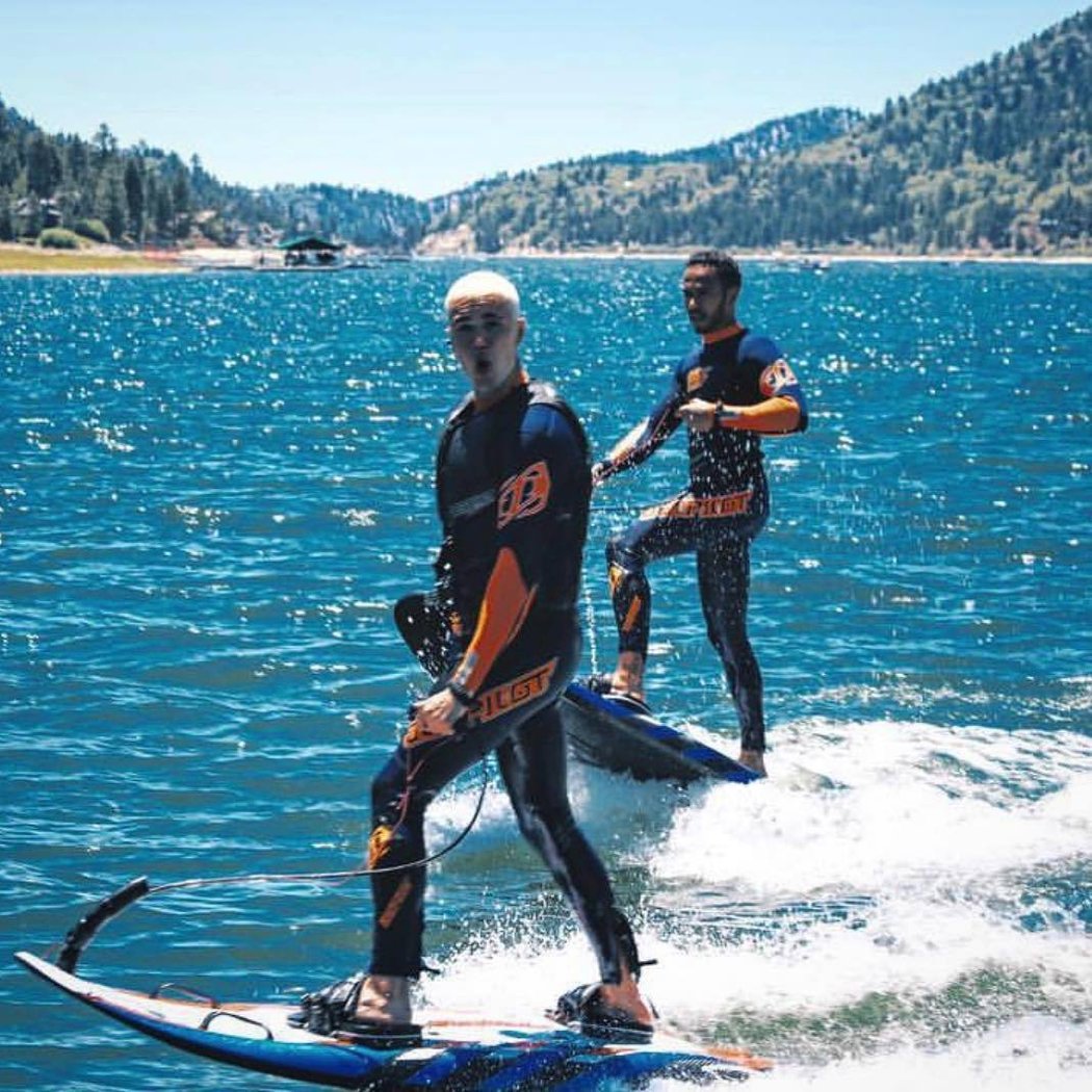 Lewis Hamilton a Justin Bieber na jetsurfu.