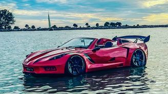 Na trhu je dvousedadlový vodní skútr vypadající jako Corvetta Na trhu je dvousedadlový vodní skútr vypadající jako Corvetta