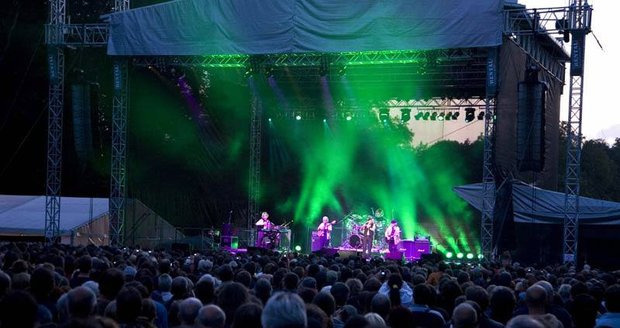 Jethro Tull při svém posledním vystoupení ve Slavkově v roce 2008. Koncert tehdy navštívily desetitisíce lidí.