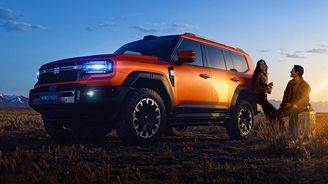 SUV Chery přeplulo řeku. Má na to speciální pohon a nátěr jako loď SUV Chery přeplulo řeku. Má na to speciální pohon a nátěr jako loď