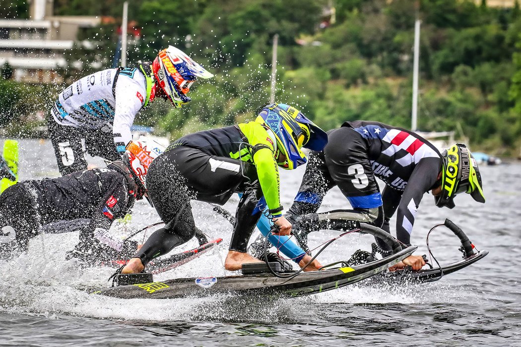 Motosurf Worldcup - Závody mezi bójkami