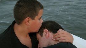 Jett Travolta láskyplně líbá svého otce