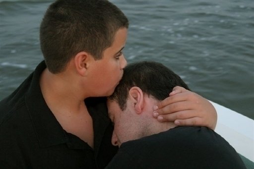 Jett Travolta láskyplně líbá svého otce